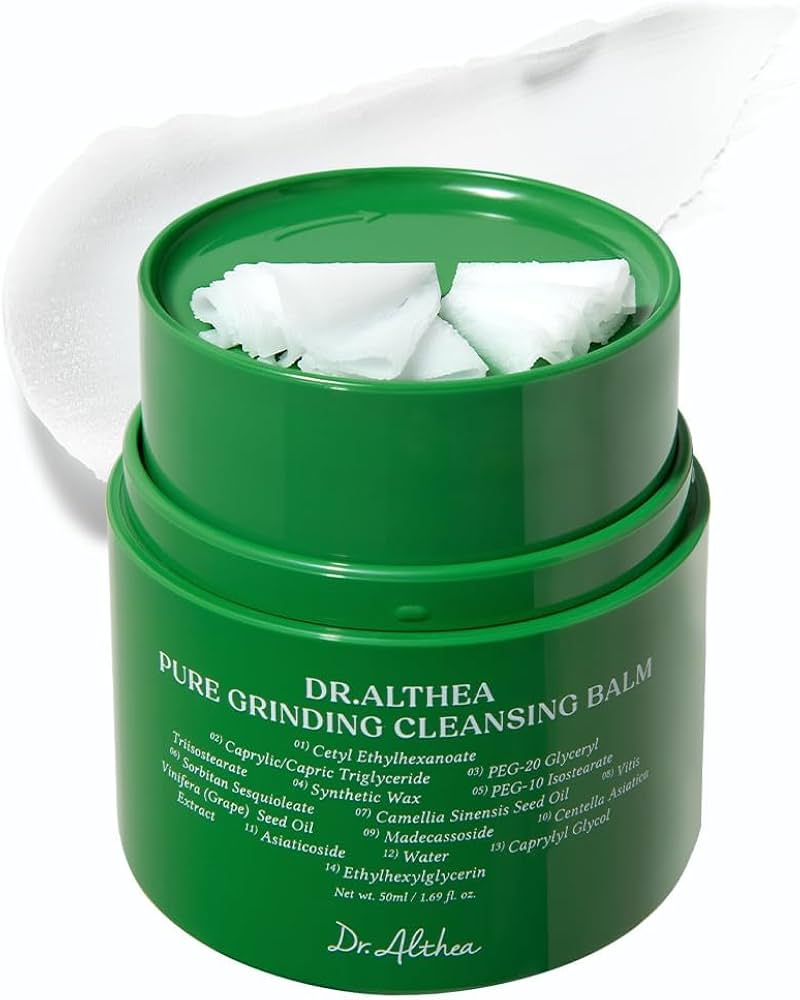 Un envase verde abierto con la etiqueta Bemba. El bálsamo limpiador Dr. Althea contiene un bálsamo blanco sólido. Enriquecido con aceite de camelia y centella asiática, elimina el maquillaje eficazmente. Los ingredientes aparecen en texto blanco en el envase.