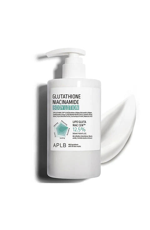 Un frasco con dosificador blanco con la etiqueta APLB Glutathione Loción Corporal de Bemba. destaca junto a una mancha de loción, destacando la hidratación piel con un 12,5% de activos en un formato de 300ml.