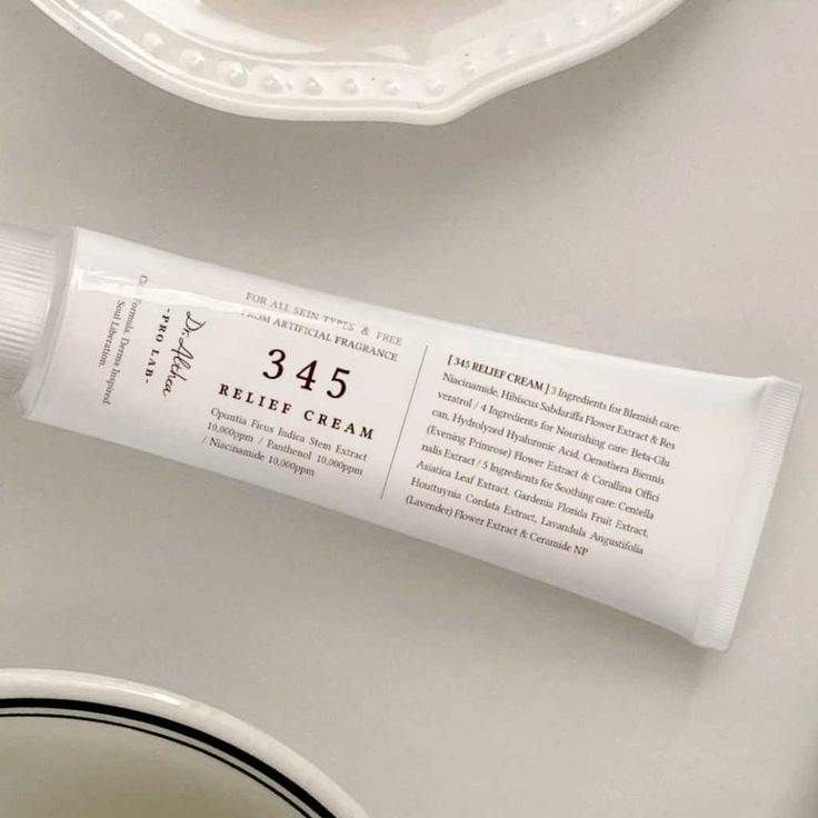 Un tubo blanco con la etiqueta Dr. Althea 345 Relief Cream de Bemba, ideal para piel sensible, con detalles de los ingredientes en texto negro, descansa sobre una superficie clara junto a un plato blanco. Perfecto para hidratación y regeneración gracias a su fórmula en gel.